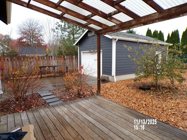 Building Photo - Charming house close to parks