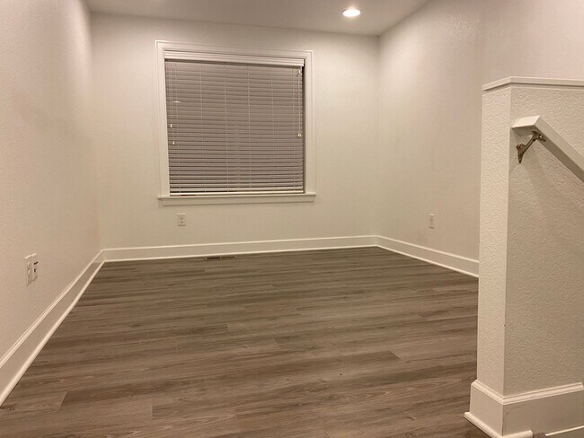 Building Photo - Luxury Townhome!