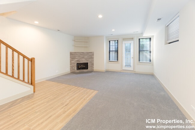 Building Photo - 1322 W Diversey Pky