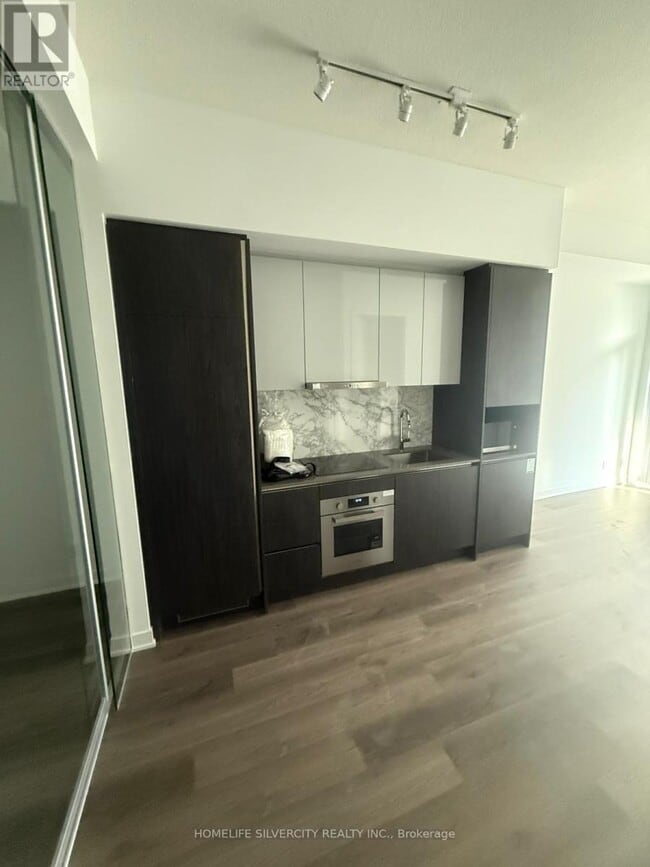 Building Photo - 180 Front St E