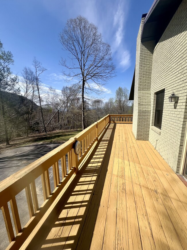 Building Photo - 416 Banks Mountain Dr