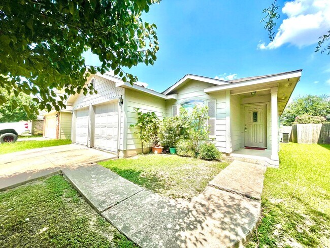 Building Photo - Home near downtown Austin and Airport!