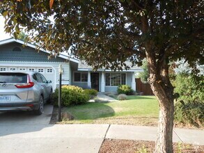 Building Photo - 2396 NE Desert Willow Ct