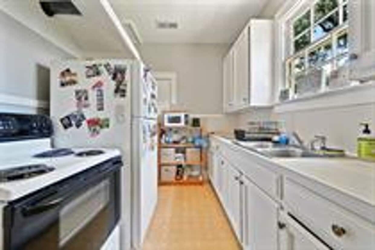 Adorable Cottage Just Steps from LSU's Cam... - Adorable Cottage Just Steps from LSU's Cam...