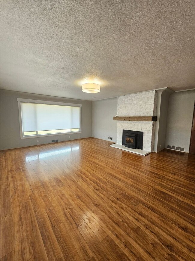 Building Photo - 1519 NE Elm Ln