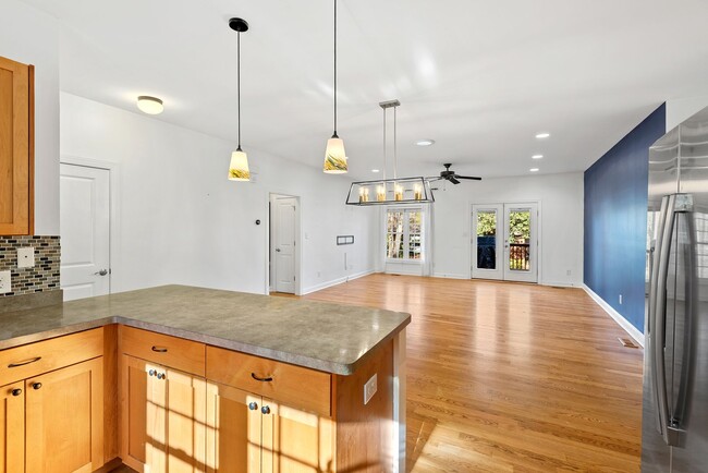 Building Photo - Gorgeous Home-Bird Feeder's Paradise!