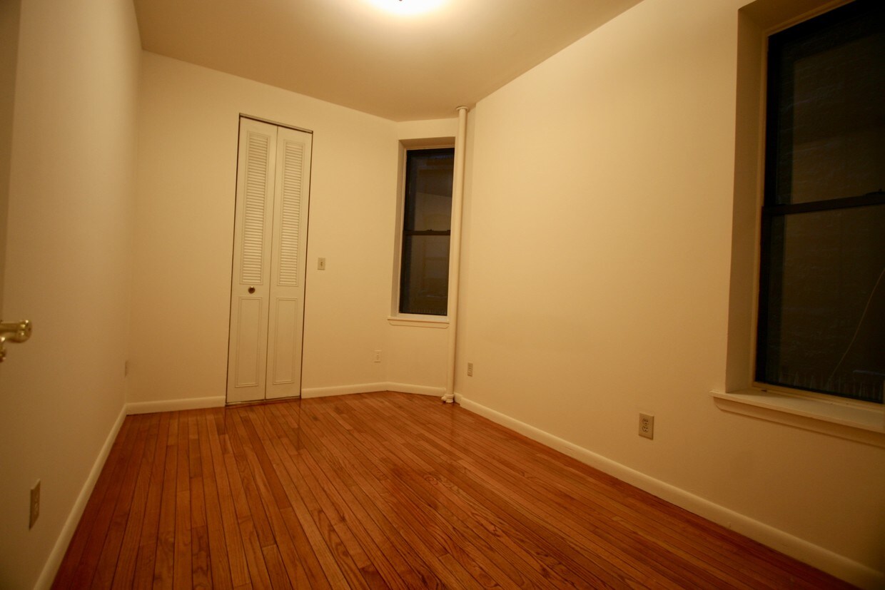 Building Photo - 326 E 34th St