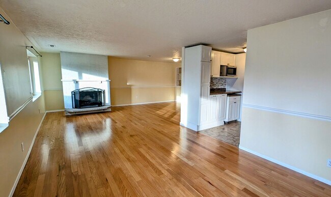 Building Photo - Sprawling 3 Bedroom Rambler with huge 2 ca...