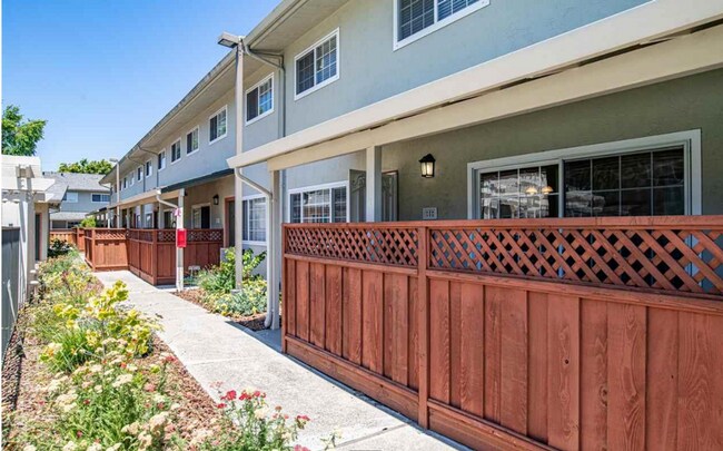 Foto del edificio - Charming & Spacious Townhome Located in Sa...