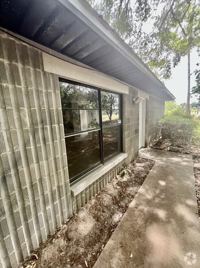 Building Photo - 2321 SW 31st Pl