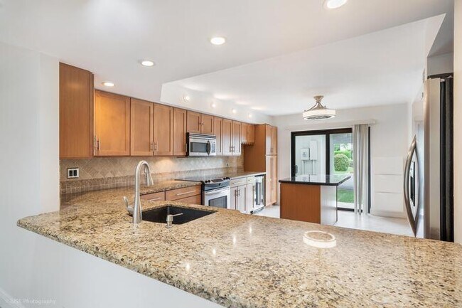 Foto del edificio - 320 Deer Creek Wildwood Ln E