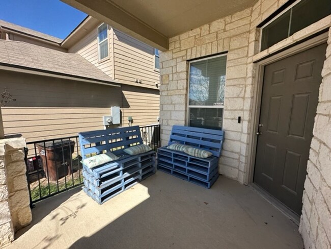 Building Photo - Super Nice Move In Ready 4 Bedroom One Sto...