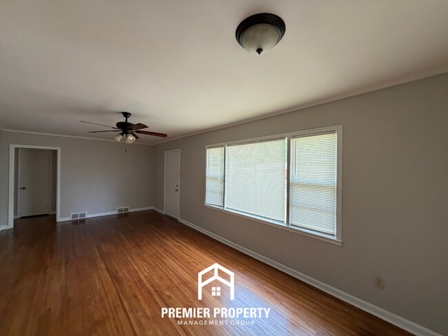 Foto del edificio - Charming 3BR/2BA in High-Demand 38117 | Hardwood Floors & Fenced Yard