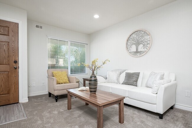 Foto del edificio - 1681 Bayview Heights Dr
