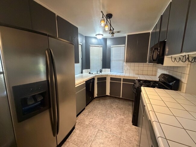 Building Photo - Charming 3 bedroom 2 bathroom home located in Lemoore