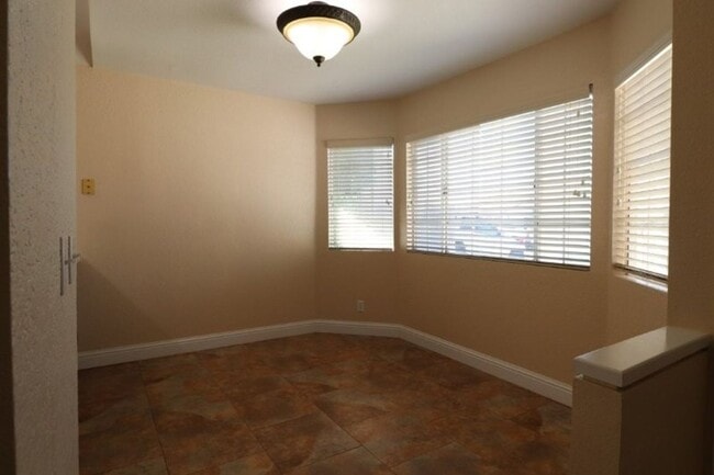 Foto del edificio - Great Three Bedroom Home
