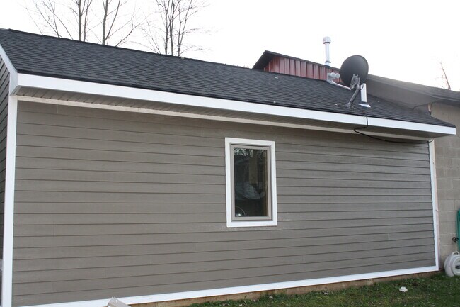 Building Photo - 8876 Oswego Rd