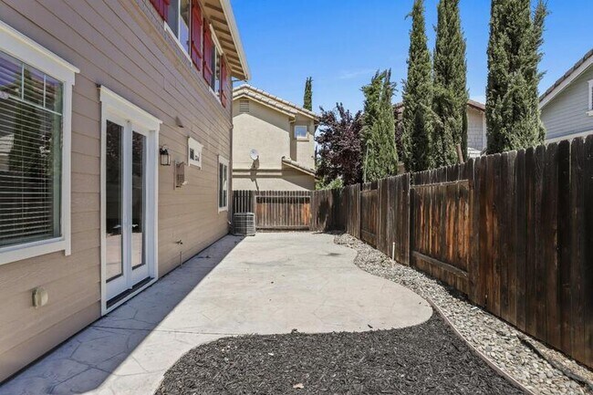 Building Photo - 4152 Middlefield Dr
