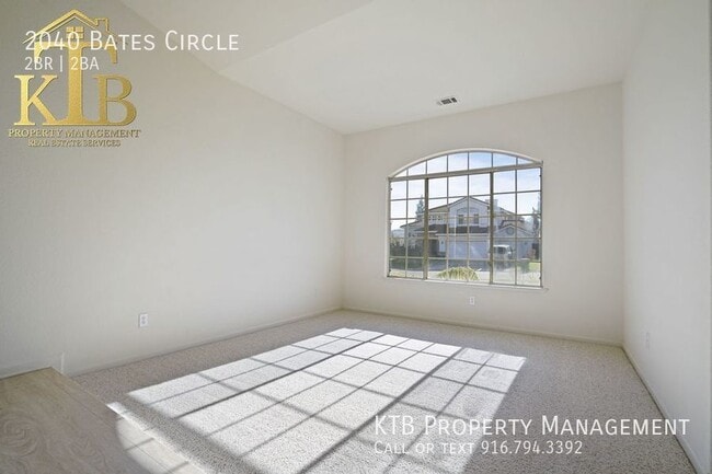 Building Photo - Great 2 bedroom with den & 3 car garage