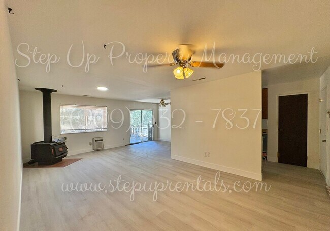Foto del edificio - Beautiful 3-Bedroom Home with Solar, Fireplace & Private Lake Access