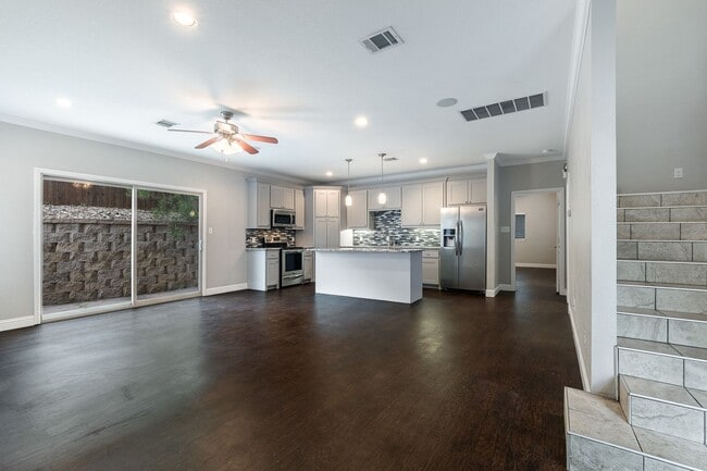 Building Photo - * MOVE IN SUMMER 07/06/2027 * 6 Bed 4 Bath...