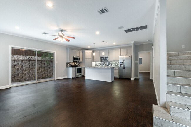 Foto del edificio - * MOVE IN SUMMER 07/06/2027 * 6 Bed 4 Bath, Walk to TCU, Free Light Housekeeping