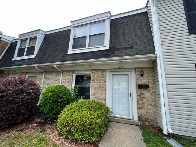 Foto del edificio - 3 bedroom Townhome in Portsmouth