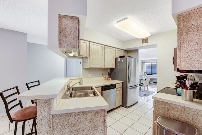 Building Photo - ** PALM RIVER ** 2 BED / 2 BATH - CONDO - NORTH NAPLES - TURNKEY - ANNUAL OR SHORT TERM RENTAL