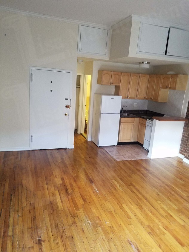 Building Photo - 65 W 83rd St