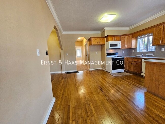 Building Photo - Lovely Belmont Heights Apartment Across Fr...