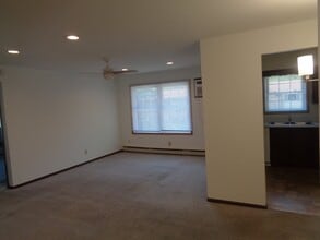 Building Photo - 126 Twin Oaks Dr