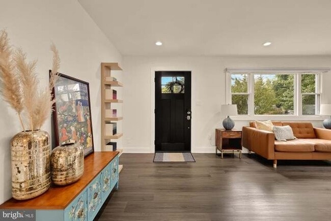 Building Photo - 6728 Barrett Rd