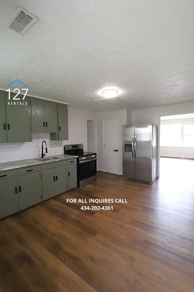 Building Photo - Fully Renovated 2-Bedroom Apartment in Convenient Location!