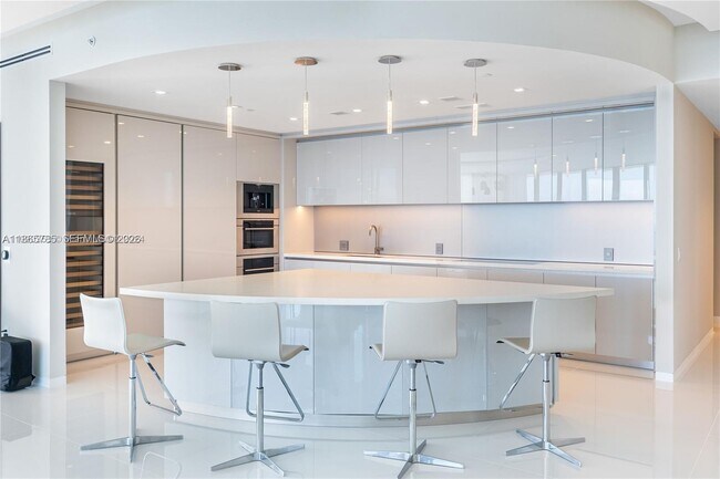 Building Photo - 18975 Collins Ave