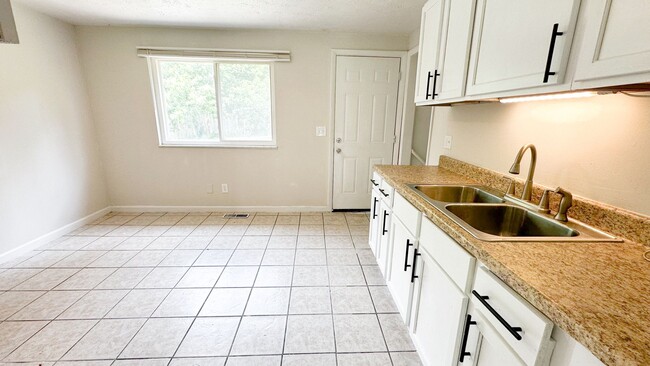 Building Photo - Beautiful 3 Bedroom Home in Southeast! Sec...