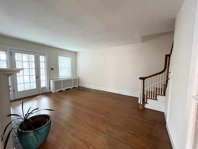 Sala de estar, vista 2 - 225 S 4th St