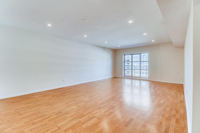 Building Photo - 250 President St