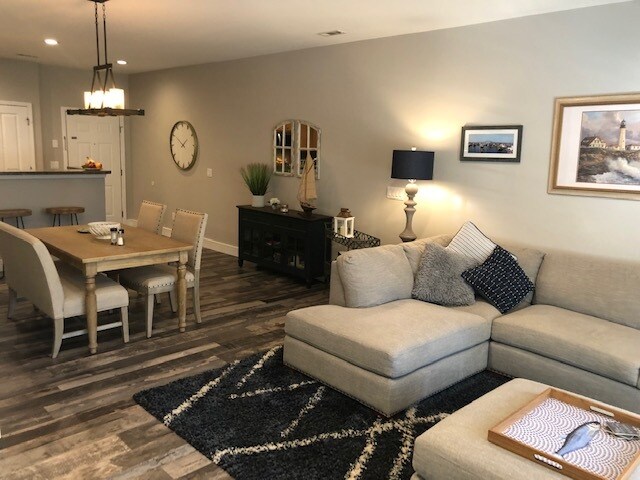 Living/dining area - 18801 Oakhurst Blvd