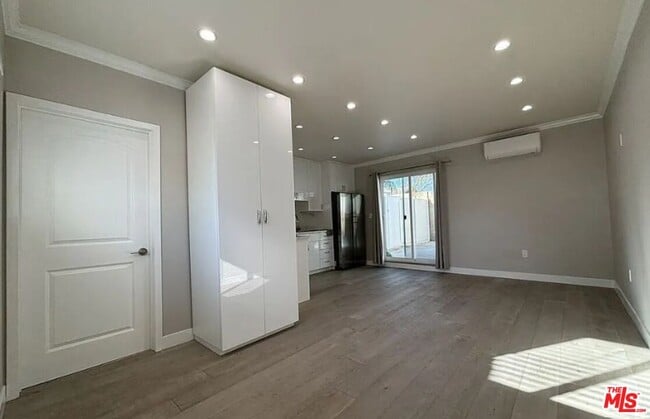 Building Photo - 9248 Lev Ave