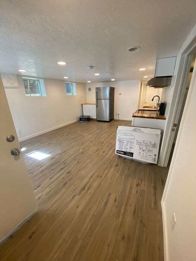 Building Photo - Amazingly Located Basement Apartment