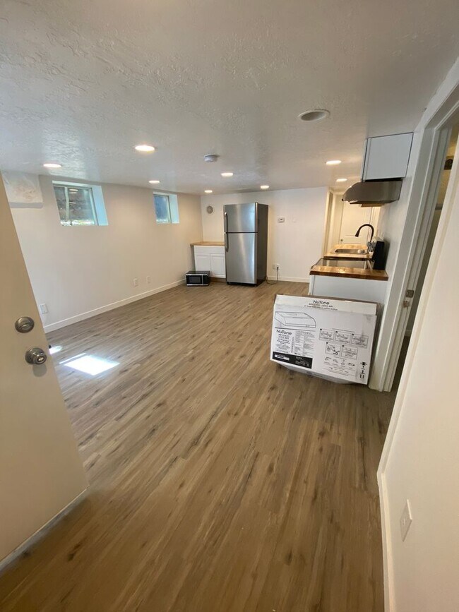 Foto del edificio - Amazingly Located Basement Apartment