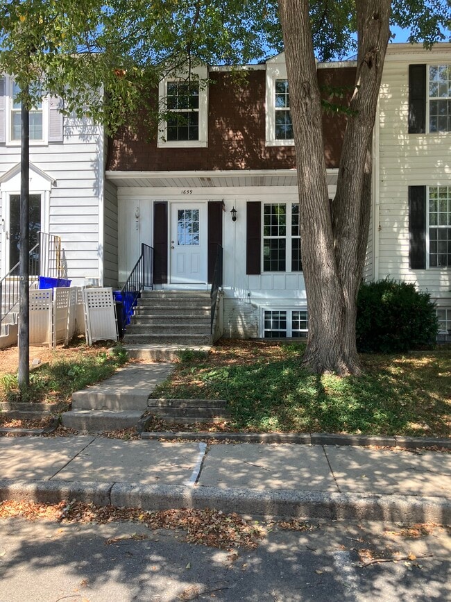 Building Photo - 1659 Colonial Way