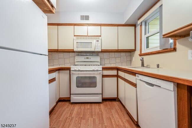 Building Photo - 326 Larch Ct