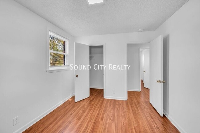 Building Photo - 3232 Hinkle Dr