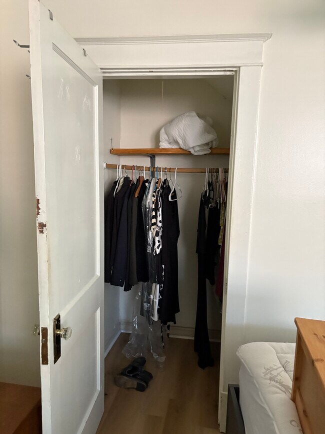 más espacio en el armario del dormitorio - 1721 Nicholson Pl