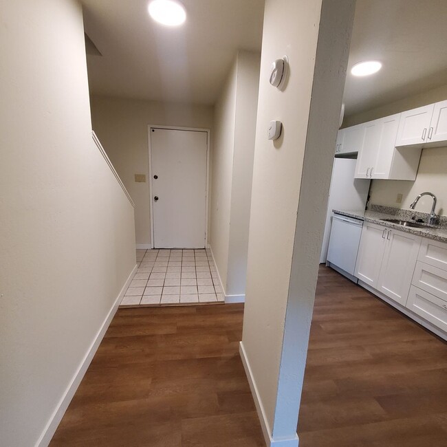 Foto del edificio - Remodeled 2bd/1ba 2 Story Condo Near Heart...