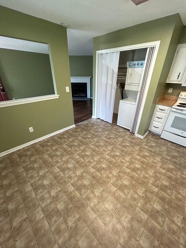 Foto del edificio - 2 Bed, 1 Bath Apartment!! $1195.00