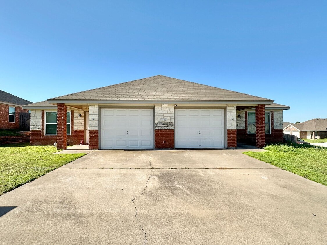 Primary Photo - 1500 Cinch Dr