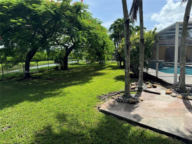 Foto del edificio - 16643 Golfview Dr