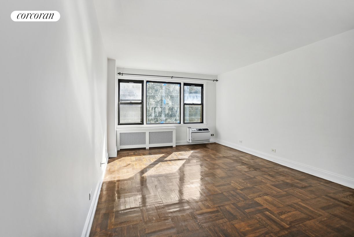 Foto principal - 245 E 24th St